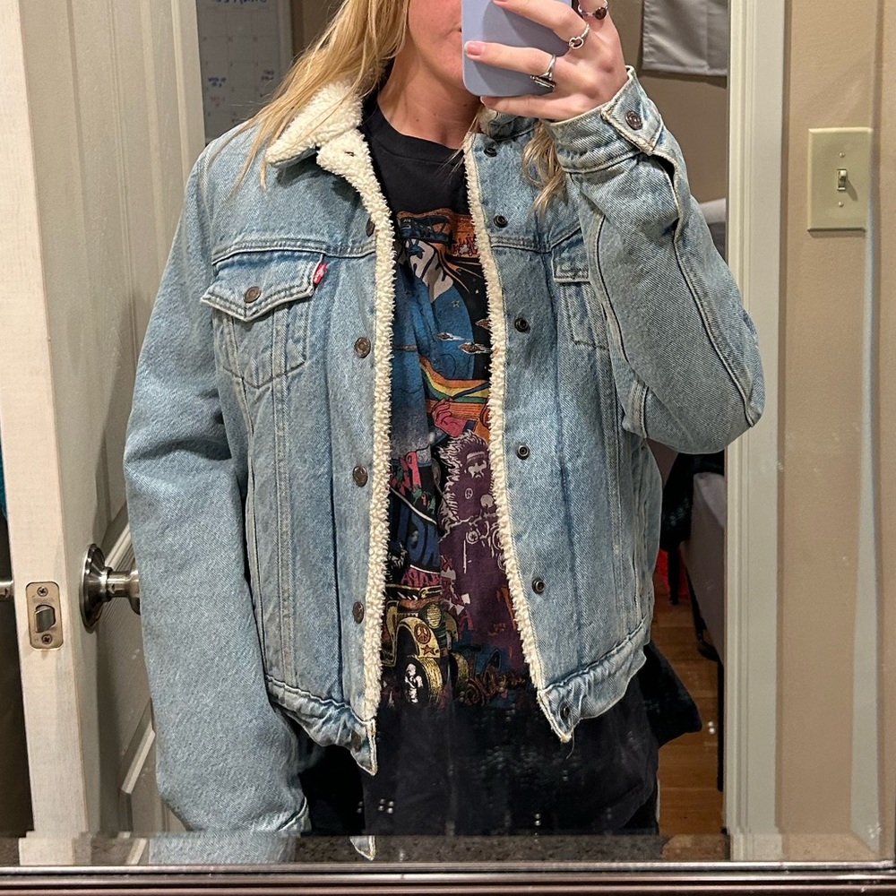 Levi’s Womens Jean Jacket with Sherpa Fur Inside. Size Medium.